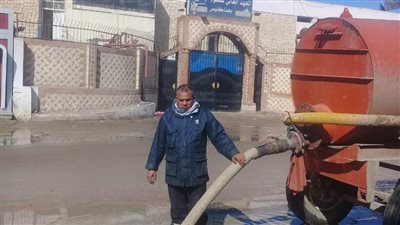 استمرار جهود رفع تراكمات مياه الأمطار بالشوارع والميادين بالبحيرة