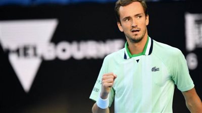 ميدفيديف يفوز على تسيتسيباس ويصل نهائي البطولة مع نادال  