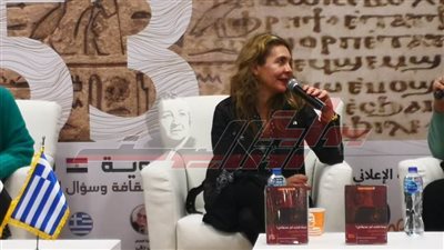 الروائية أماندا ميخالوبولو تروي موجز روايتها لجمهور معرض الكتاب
