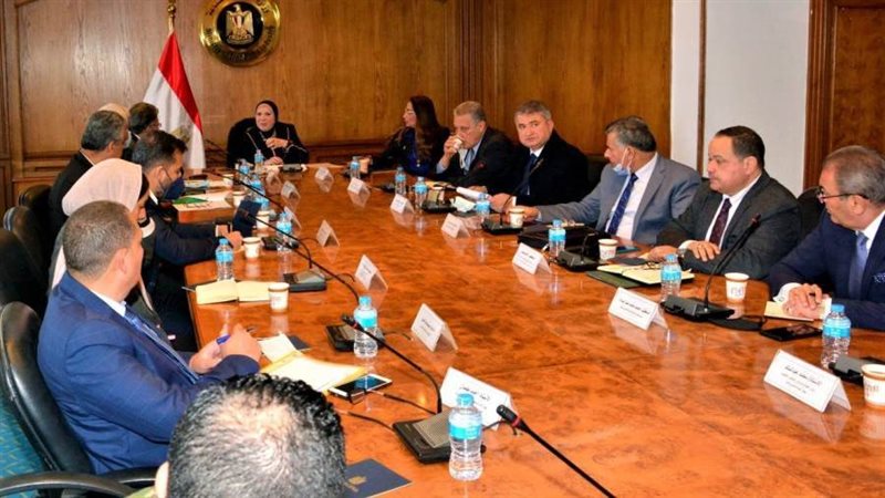 وزيرة الصناعة خلال