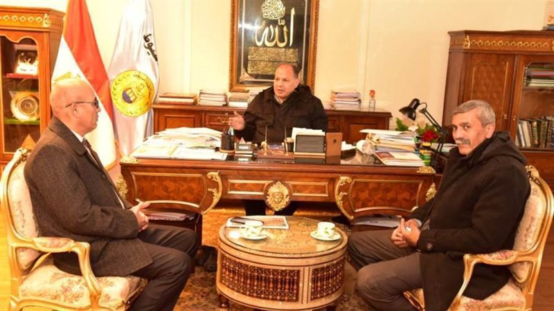 محافظ أسيوط يناقش