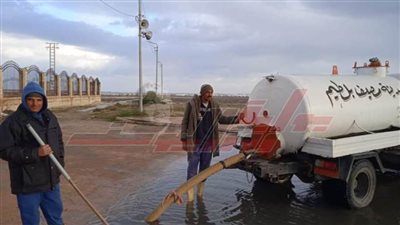 تسليك خطوط الصرف الصحي لسحب مياه الأمطار من شوارع كفر الشيخ