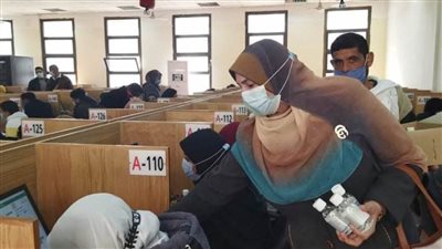 لمواجهة أوميكرون.. زجاجة كحول لكل طالب ومراقب بالاختبارات الإلكترونية بصيدلة المنيا