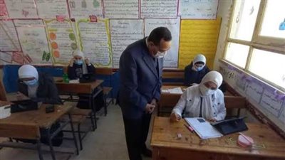 طلاب الشهادة الإعدادية يؤدون امتحان مادة الدراسات الاجتماعية