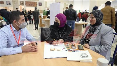  لوحات خلود إسماعيل تجذب رواد جَناح الأزهر بمعرض الكتاب