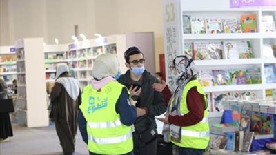 وزيرة الثقافة تثمن جهود شباب المتطوعين بمعرض القاهرة الدولى للكتاب 53