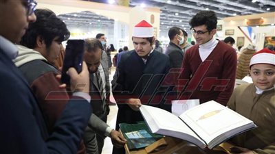 طالب أوزباكي يبهر زوار معرض الكتاب بالتلاوة من مصحف الأزهر «برايل»