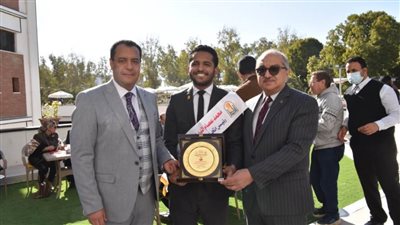 رئيس اتحاد طلاب جامعة أسيوط الأسبق يقدم هدية تذكارية لرئيس الجامعة ونائبه لدعمهما للنشاط الطلابي
