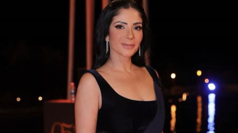 الفنانة مني زكي