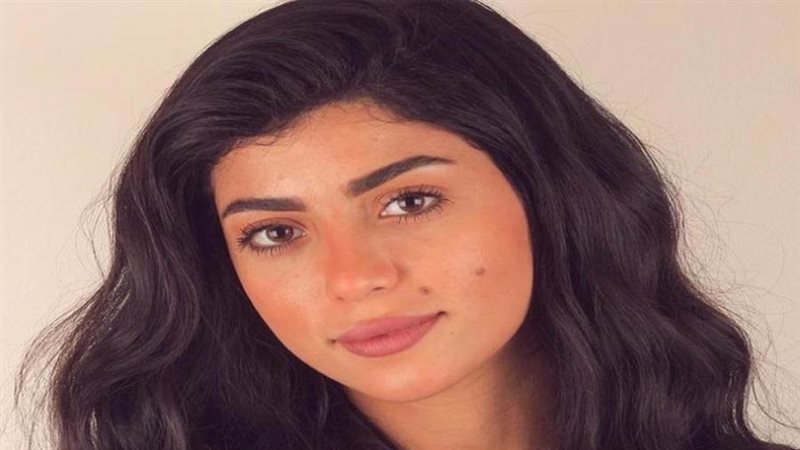 كارولين عزمي