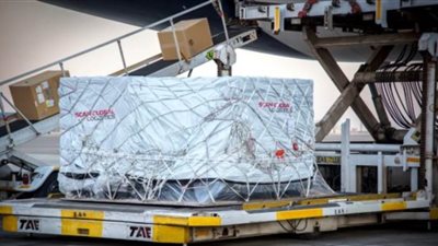 الصحة تستقبل ١١٥ ألف جرعة من لقاح كورونا من دولة لاتيڤيا