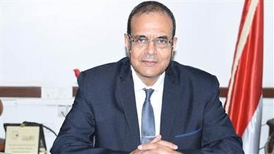 رئيس جامعة سوهاج يتسلم شهادة أفضل خامس جامعة إفريقية 