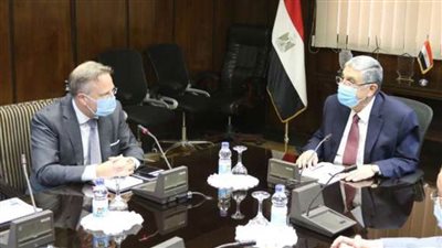 وزير الكهرباء يبحث مع سفير الدنمارك سبل تعزيز التعاون والاستثمار بين البلدين