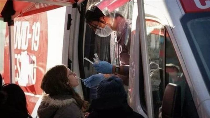 ممرضة أثاء إعطاء