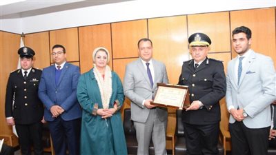 جامعة أسيوط تكرم عدداً من القيادات الأمنية البارزة وأسر الشهداء 