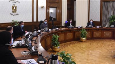 رئيس الوزراء يتابع موقف برنامج طرح عدد من الشركات الحكومية في البورصة