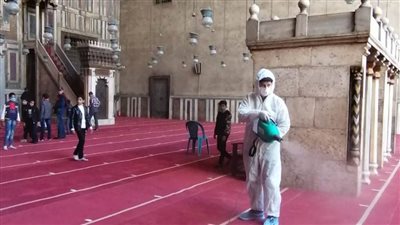 بالصور.. رش وتطهير منطقتي السلطان حسن والرفاعى 