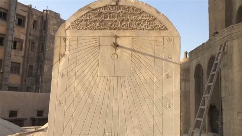 الساعة الشمسية أعلي