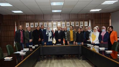 نائب رئيس جامعة أسيوط يكرم فريق عمل متميزًا بالإدارة العامة للعلاقات العلمية والثقافية