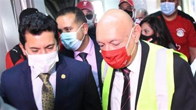 أمم إفريقيا.. وزير الشباب والرياضة يصل الكاميرون وفي استقباله السفير المصري 