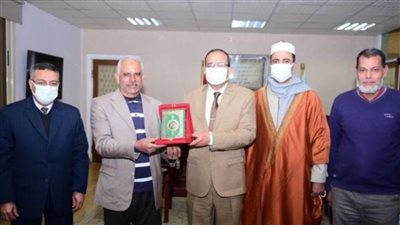 جامعة سوهاج تكرم سائقًا لبلوغه السن القانونية