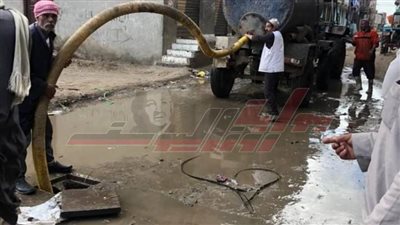 تطهير خطوط خفض المنسوب لاستيعاب مياه الأمطار بكفر الشيخ