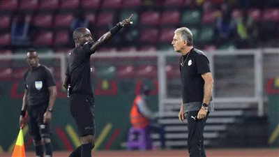 تفاصيل مثيرة لما حدث بين كيروش وبكاري جاساما.. البداية  في غرفة الملابس