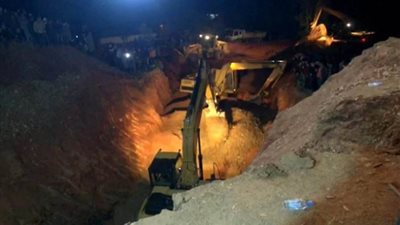 بث مباشر..شق صخري يوقف عملية الحفر اليدوي لإخراج الطفل ريان 