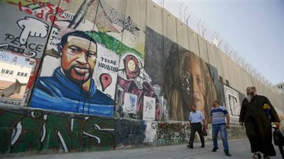 شاهد.. سقوط جزء من الجدار العازل واحتفاء فلسطيني عربي