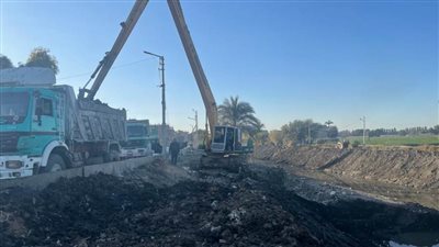 محافظ أسيوط يوجه باستمرار أعمال تطهير الترع والمجاري المائية خلال فترة السدة الشتوية 