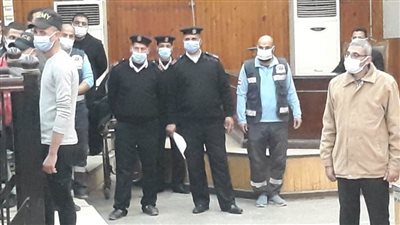 أول ظهور للمتهم كريم الهواري بجلسة محاكمته.. وانهيار والدة أحد الضحايا