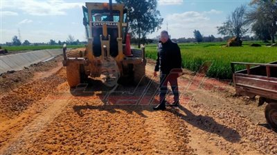 حملات مكبرة لتمهيد الطرق بالقرى لرصف 3900 متر بكفر الشيخ