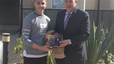 وكيل تعليم البحيرة يكرم أصغر كاتب ومؤلف روائي في مصر