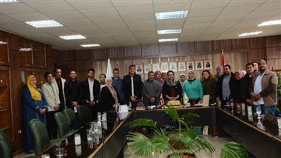 نائب رئيس جامعة أسيوط تجتمع باتحاد طلاب كلية الخدمة الاجتماعية