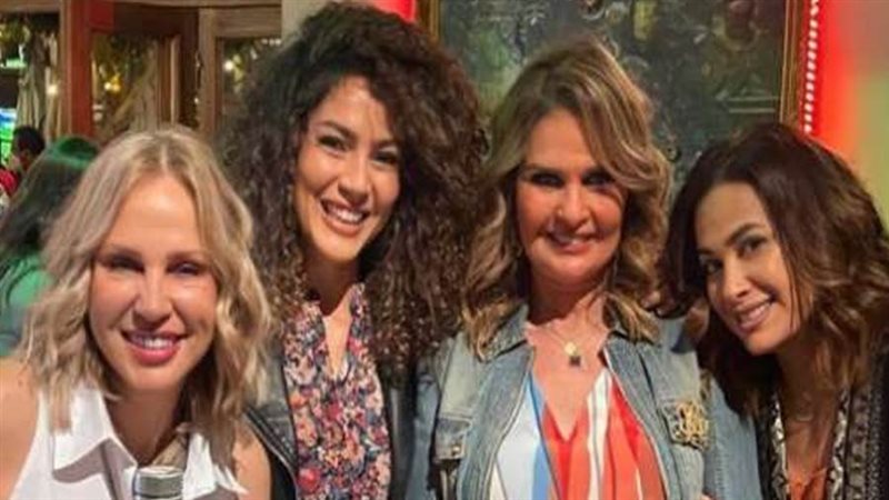 الفنانة يسرا