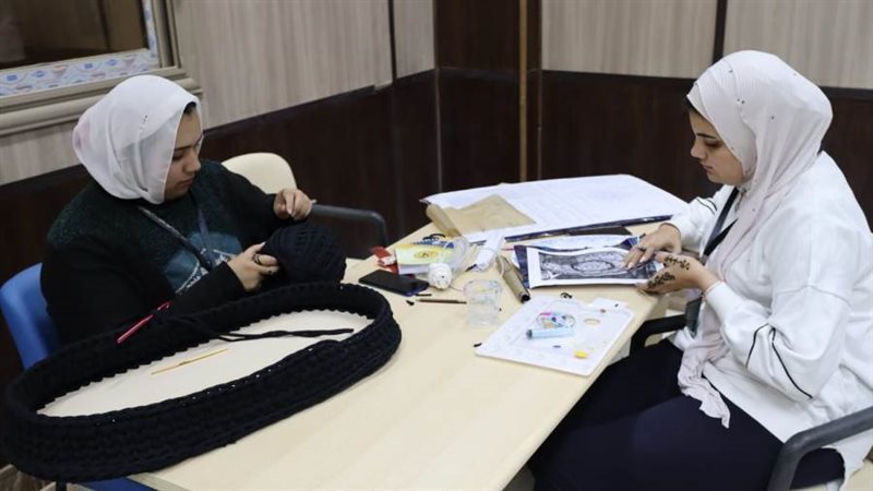 فتيات وورشة عمل للحرف