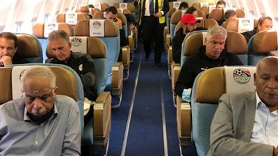 بعثة المنتخب الوطني لكرة القدم تصل إلى مطار القاهرة