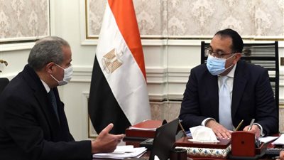 رئيس الوزراء يتابع مع وزير التموين موقف توافر السلع الاستراتيجية 