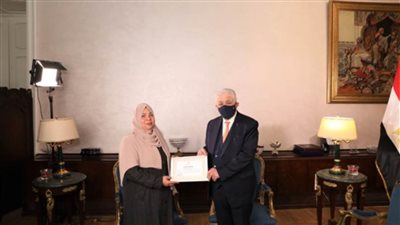 وزير التربية والتعليم يكرم معلمة الدقهلية ويُشيد بدورها