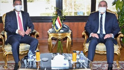 وزير الطيران المدني يبحث مع رئيس الهيئة القومية للبريد التعاون لتطوير الخدمات 