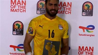 أبو جبل يتسلم جائزة رجل مباراة مصر والسنغال