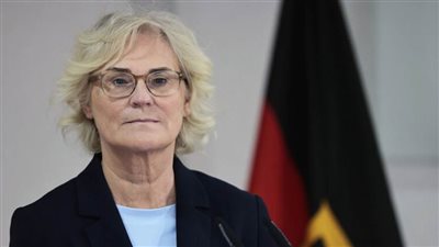 وزيرة الدفاع الألمانية تستبعد احتمال توريد بلادها أسلحة إلى أوكرانيا