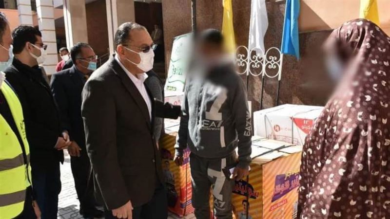 محافظ الشرقية يسلم