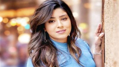 شاهد سقوط آيتن عامر على السجادة الحمراء في السعودية