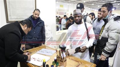 أكثر من 10 آلاف بسمة رسمها ركن الخط العربي بجناح الأزهر بمعرض الكتاب 