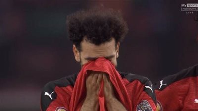 طفل سنغالي حزين بعد تتويج منتخب بلاده بسبب بكاء محمد صلاح 