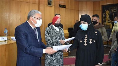 محافظ المنيا يسلم 260 مشروعا تنمويا ويدعو الشباب للتوسع في المشروعات الصغيرة