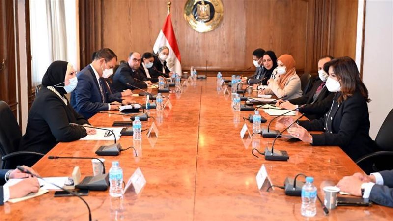 وزيرة الصناعة تبحث