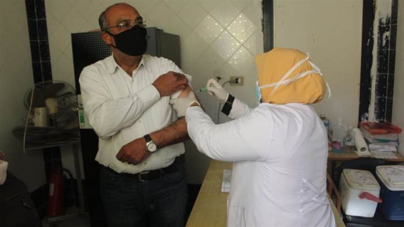 تطعيم المواطنين بلقاح