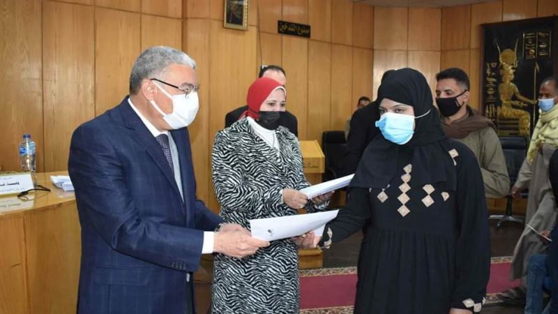 محافظ المنيا يسلم